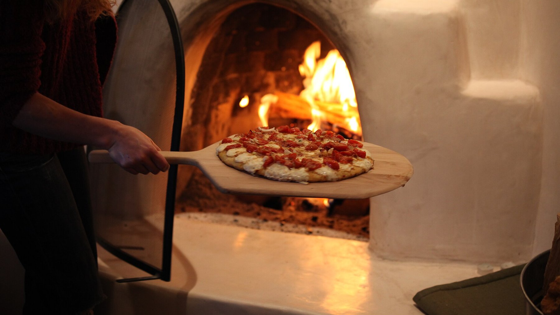 Horno de cocina encendido con la luz interior