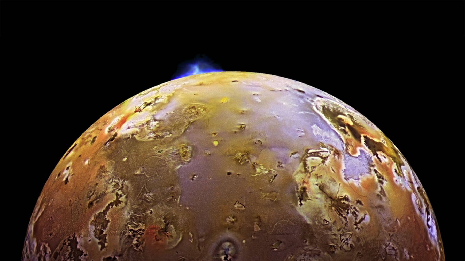 Io con una erupción volcánica visible en su borde, fotografiada por la sonda Galileo