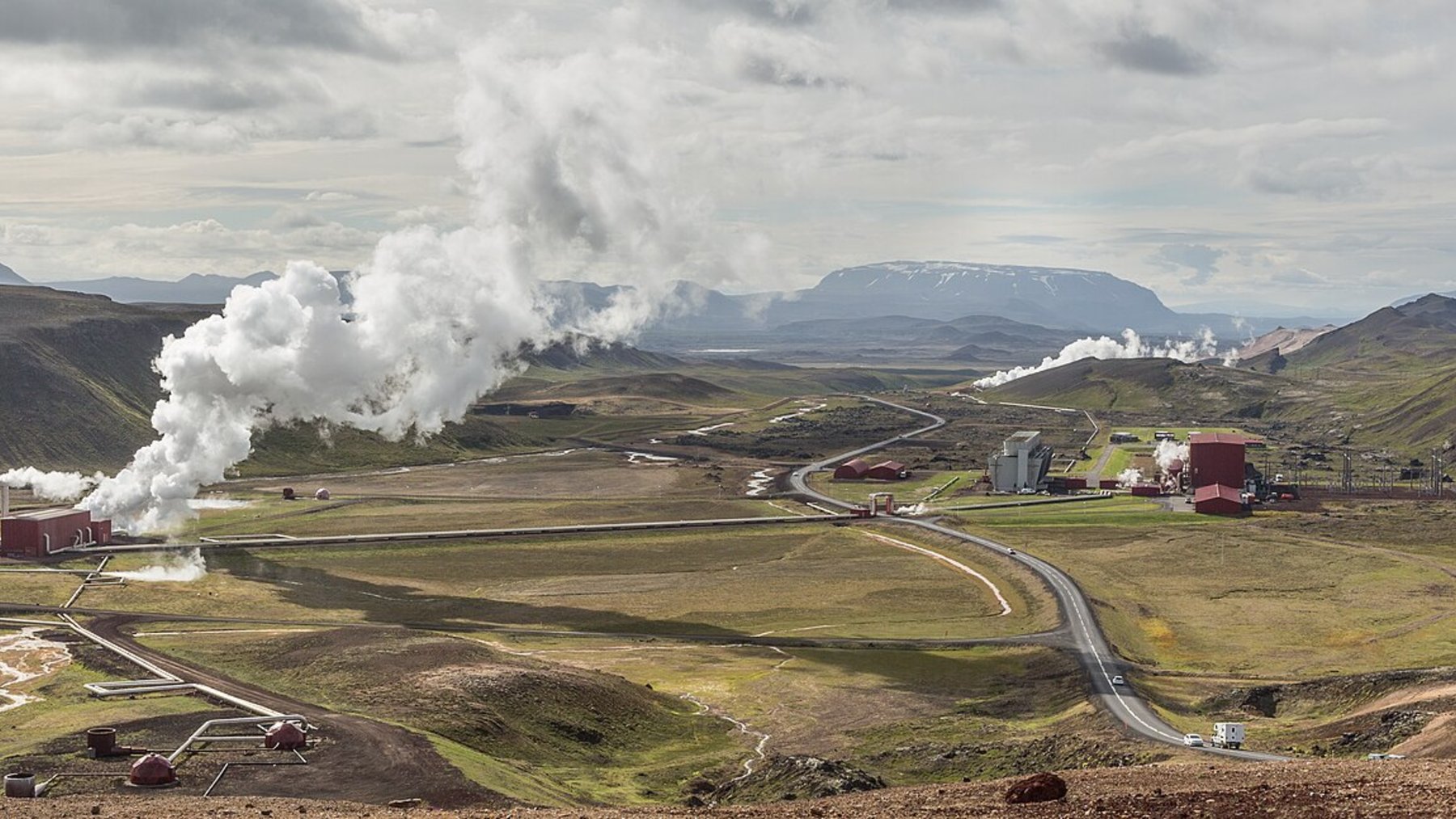 Central geotérmica de Krafla con columnas de vapor en Islandia