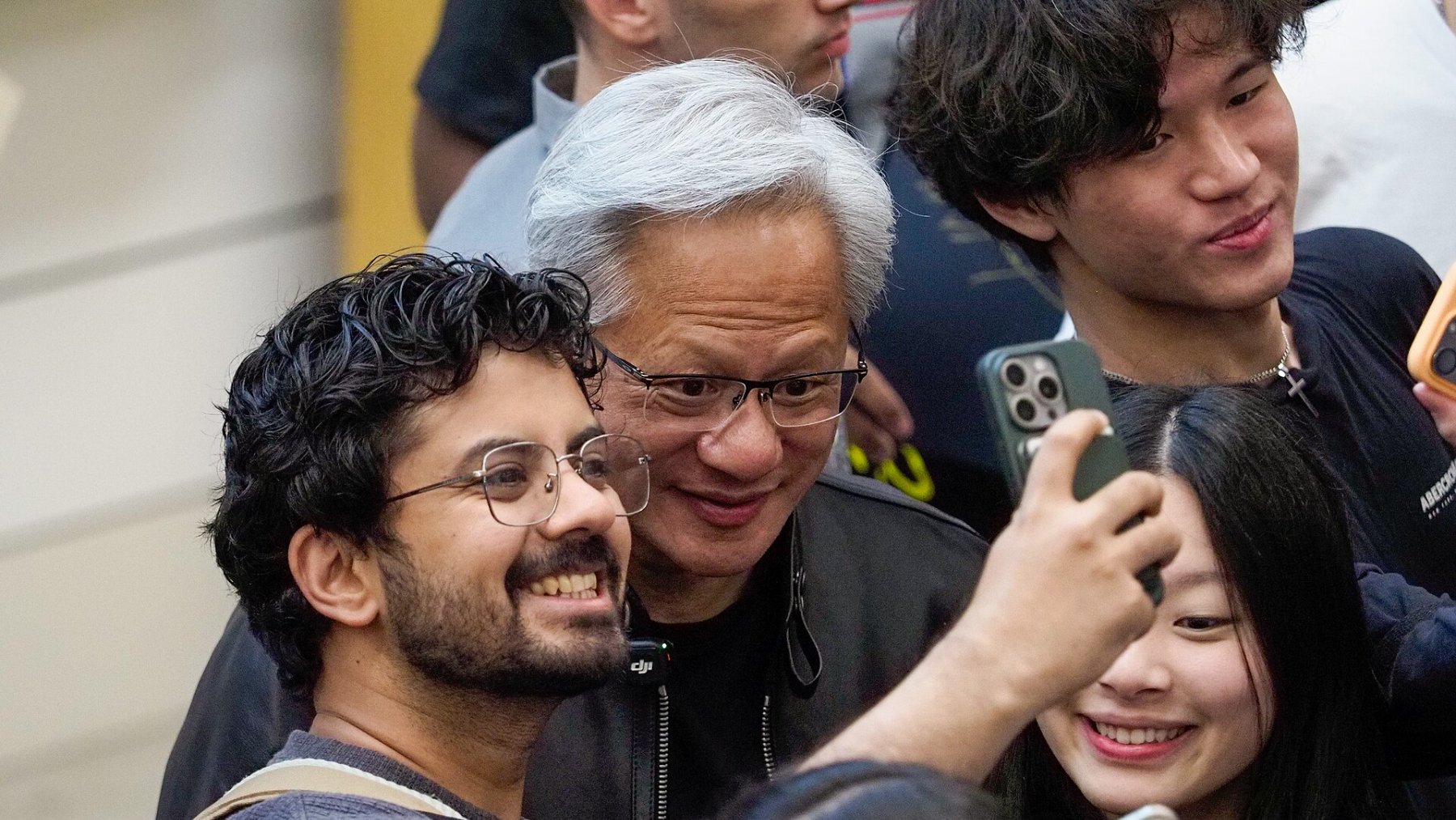 Jensen Huang, CEO de NVIDIA, haciéndose un selfi con asistentes