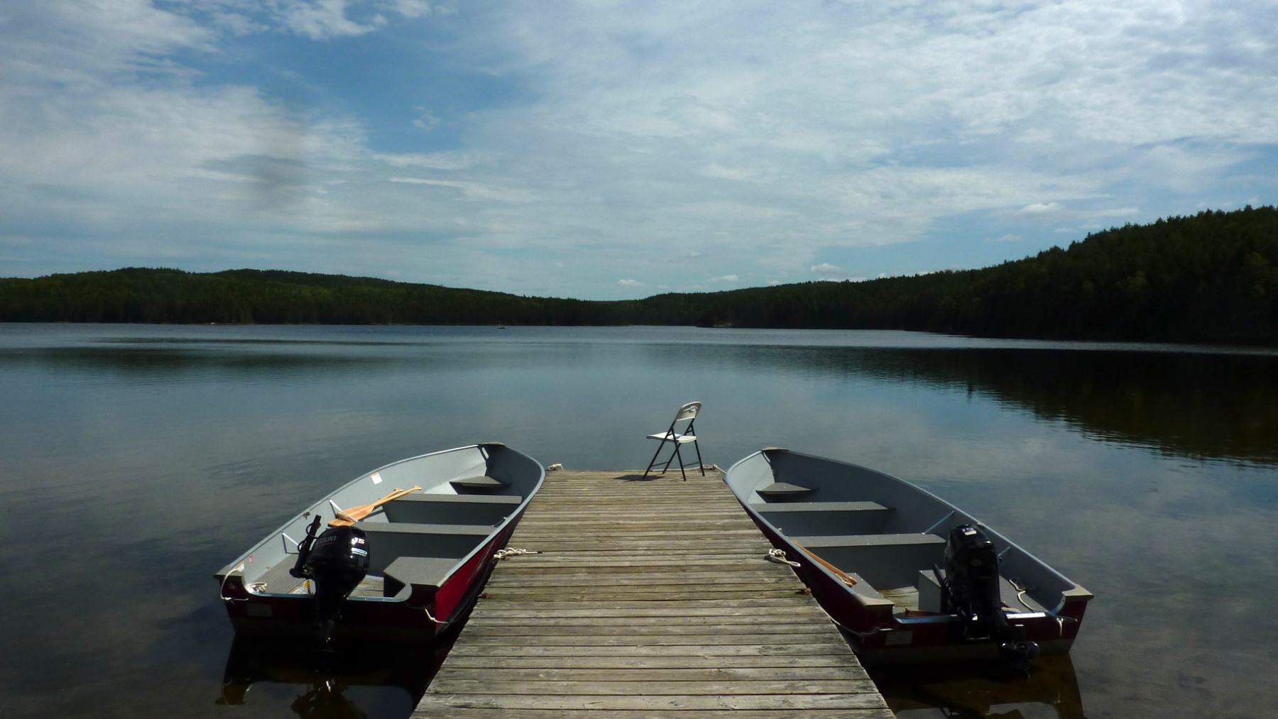 Lago de la Experimental Lakes Area de Ontario con un muelle y barcas
