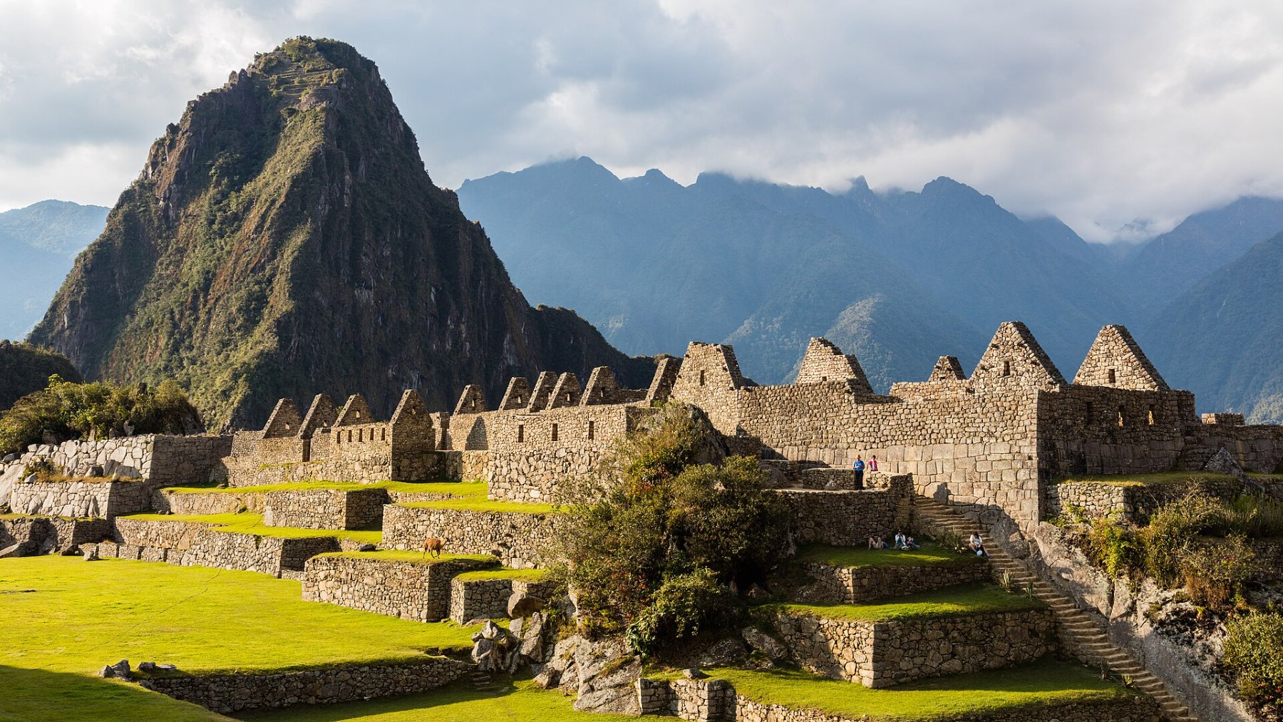 Vista de la ciudadela inca de Machu Picchu entre montañas