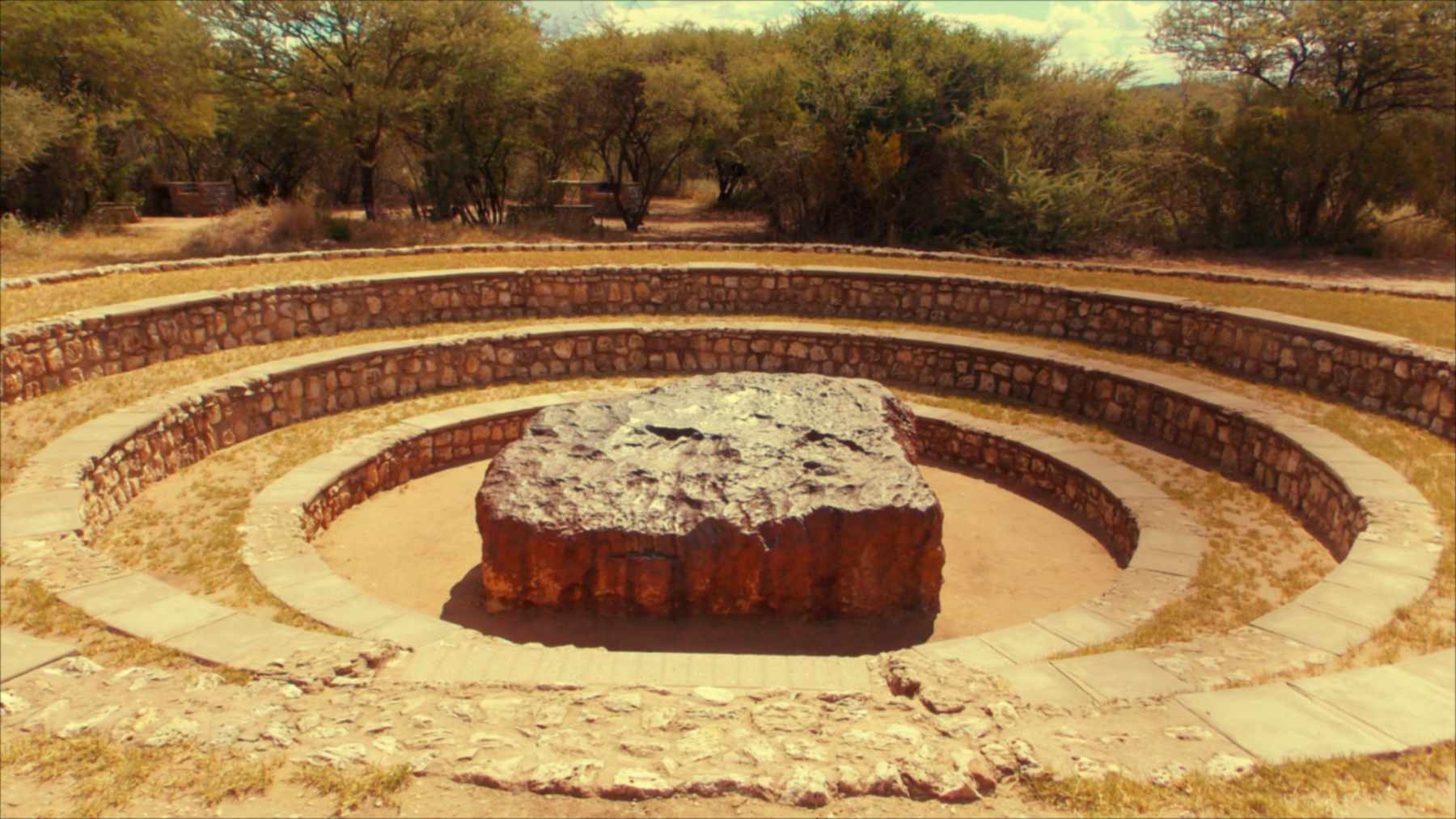 El meteorito de Hoba rodeado de gradas de piedra en Namibia