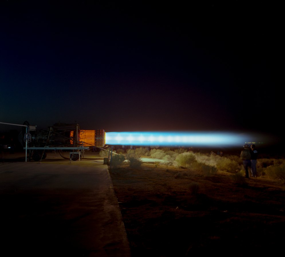 Motor J58 del SR-71 con la postcombustión a plena potencia durante una prueba en tierra, con partes del motor al rojo