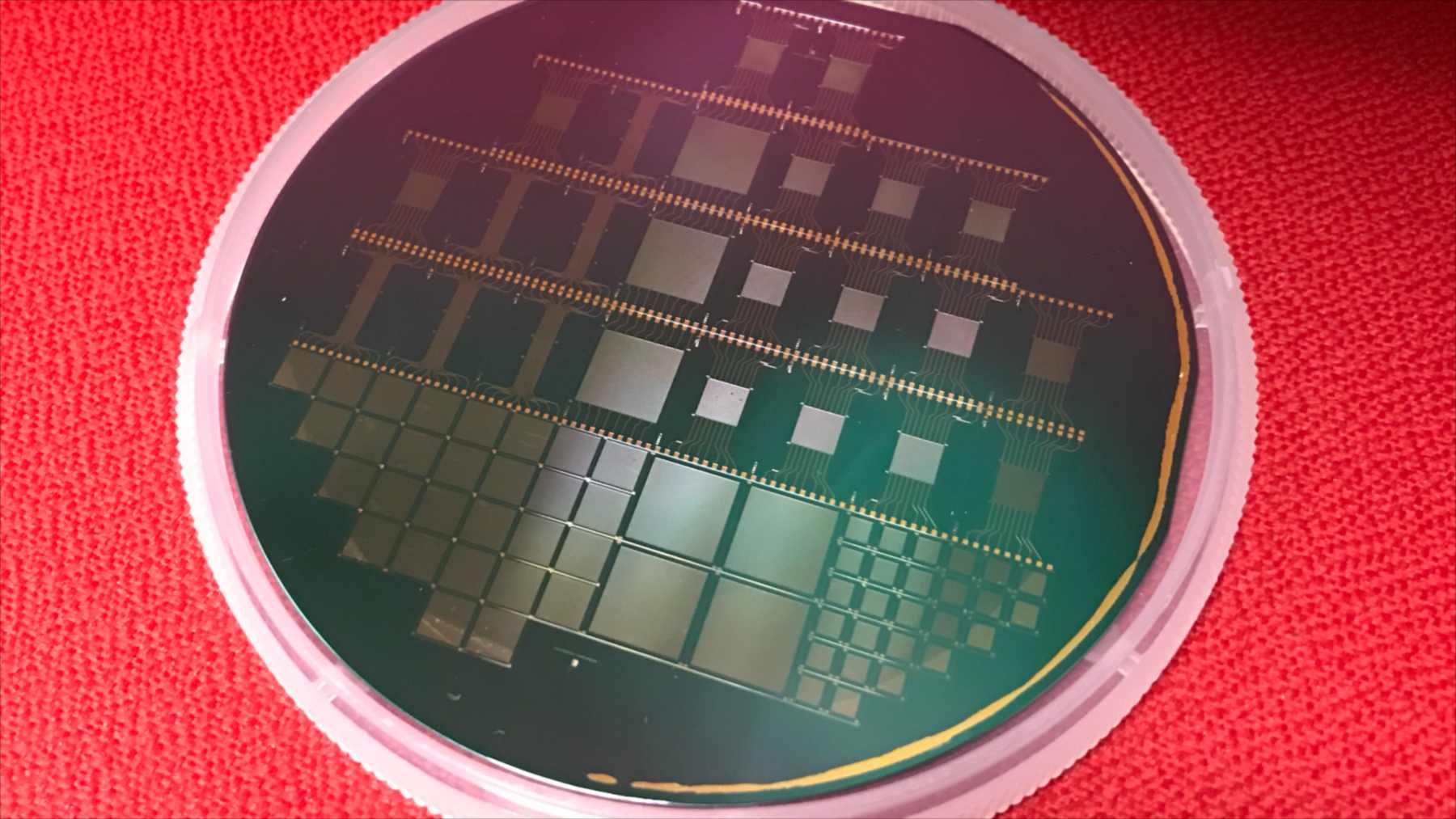 Oblea con microdispositivos termoeléctricos sobre una superficie roja