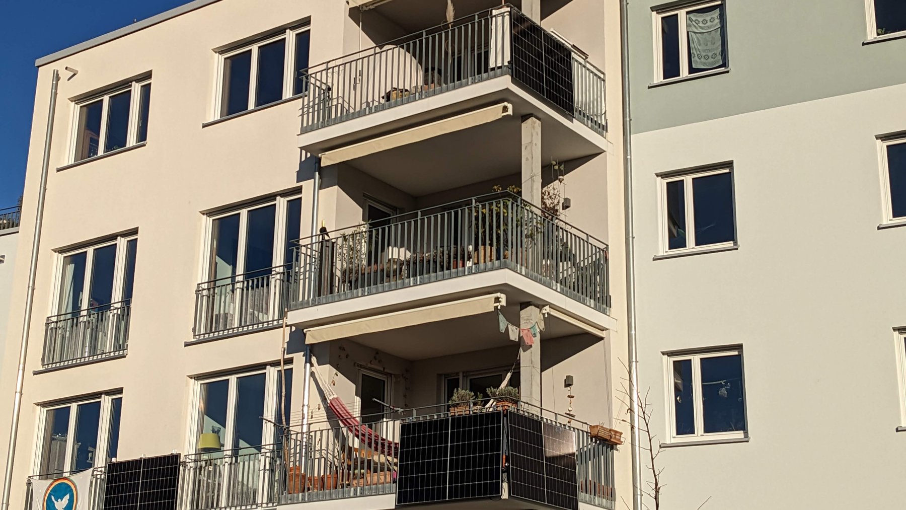 Edificio de viviendas con módulos solares instalados en los balcones