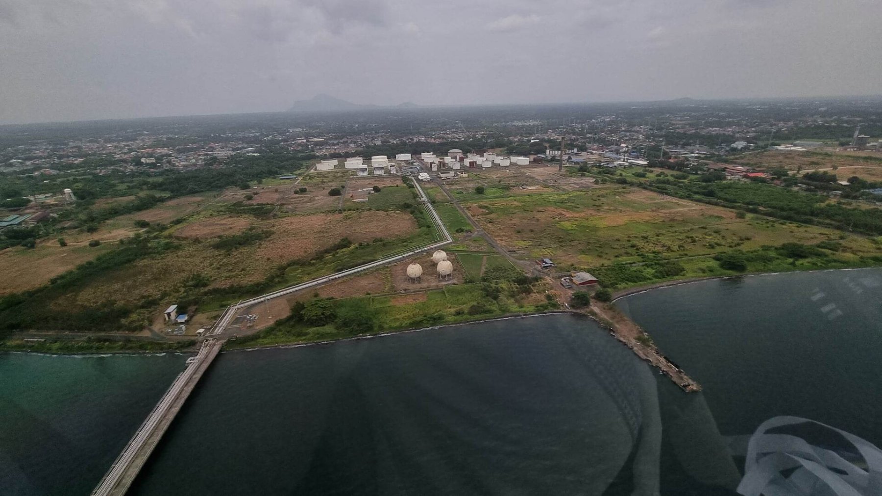Vista aérea de un parque solar en una zona árida de China