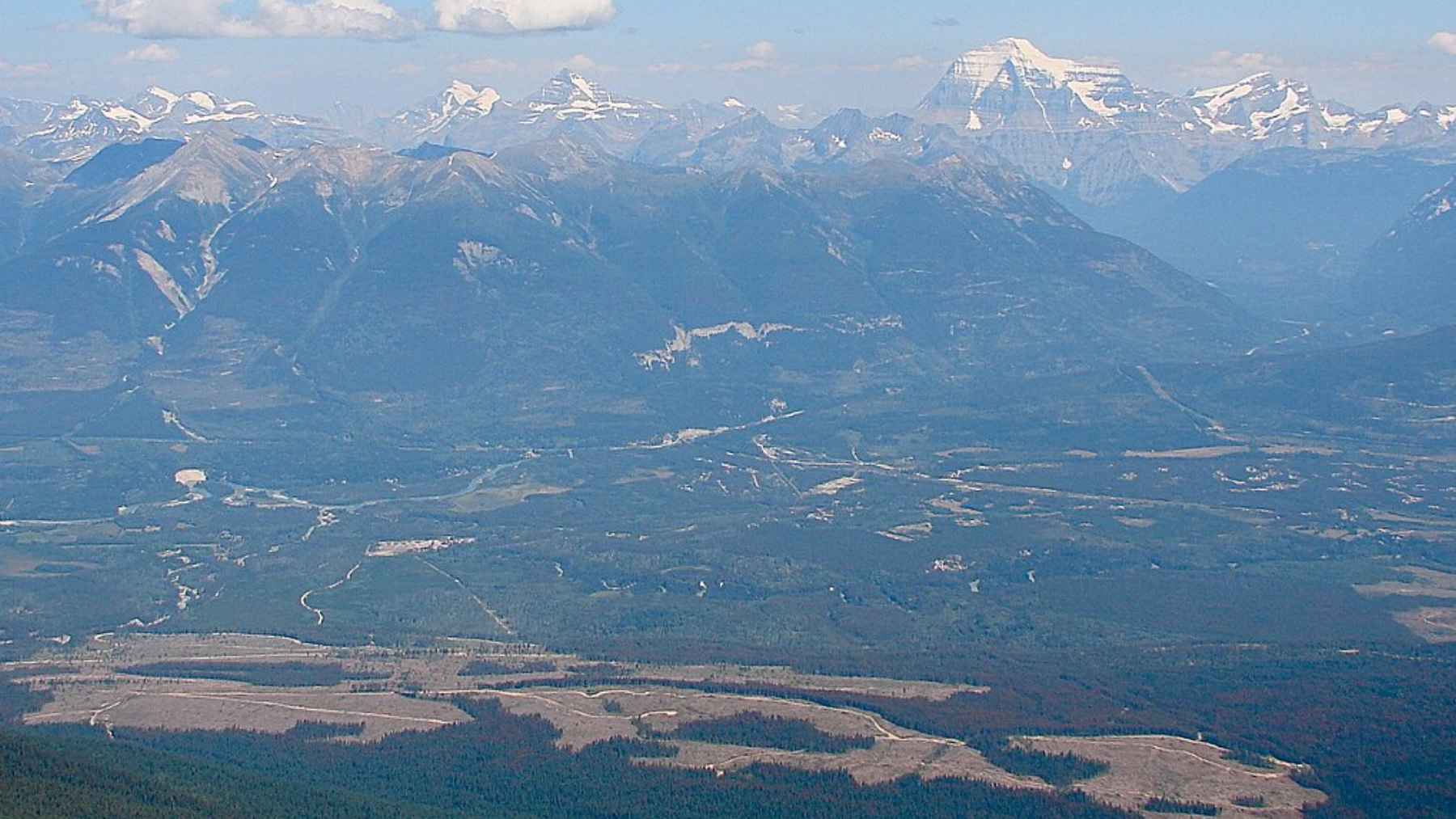 Paisaje de montaña y bosque en Canadá junto a zonas de pradera en proceso de restauración