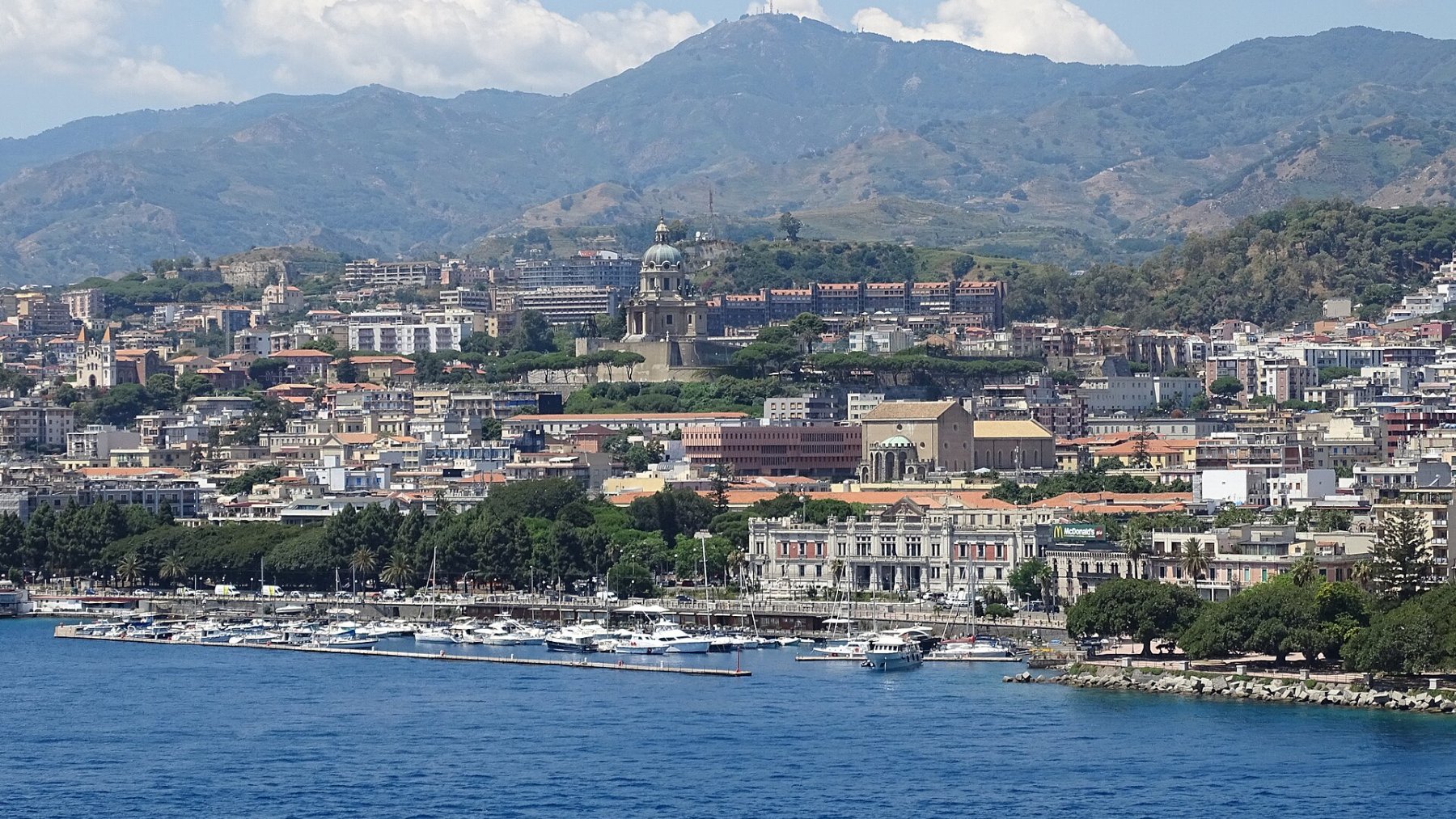 Vista del estrecho de Messina con la ciudad en primer plano