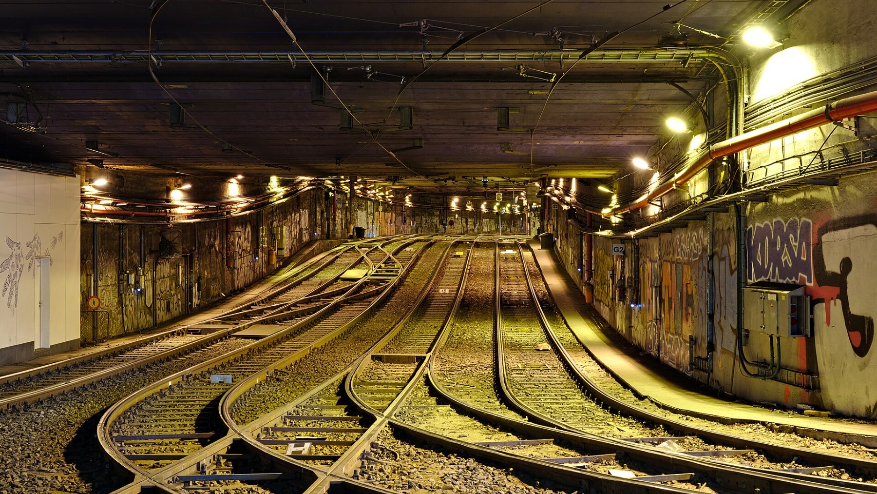 Vías de tren con raíles metálicos