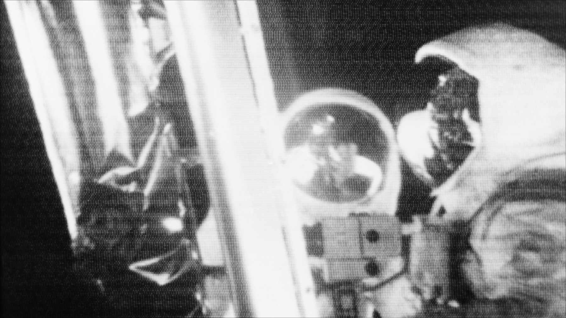 Imagen de la retransmisión de televisión del paseo lunar del Apolo 11 en 1969, con los astronautas junto al módulo lunar