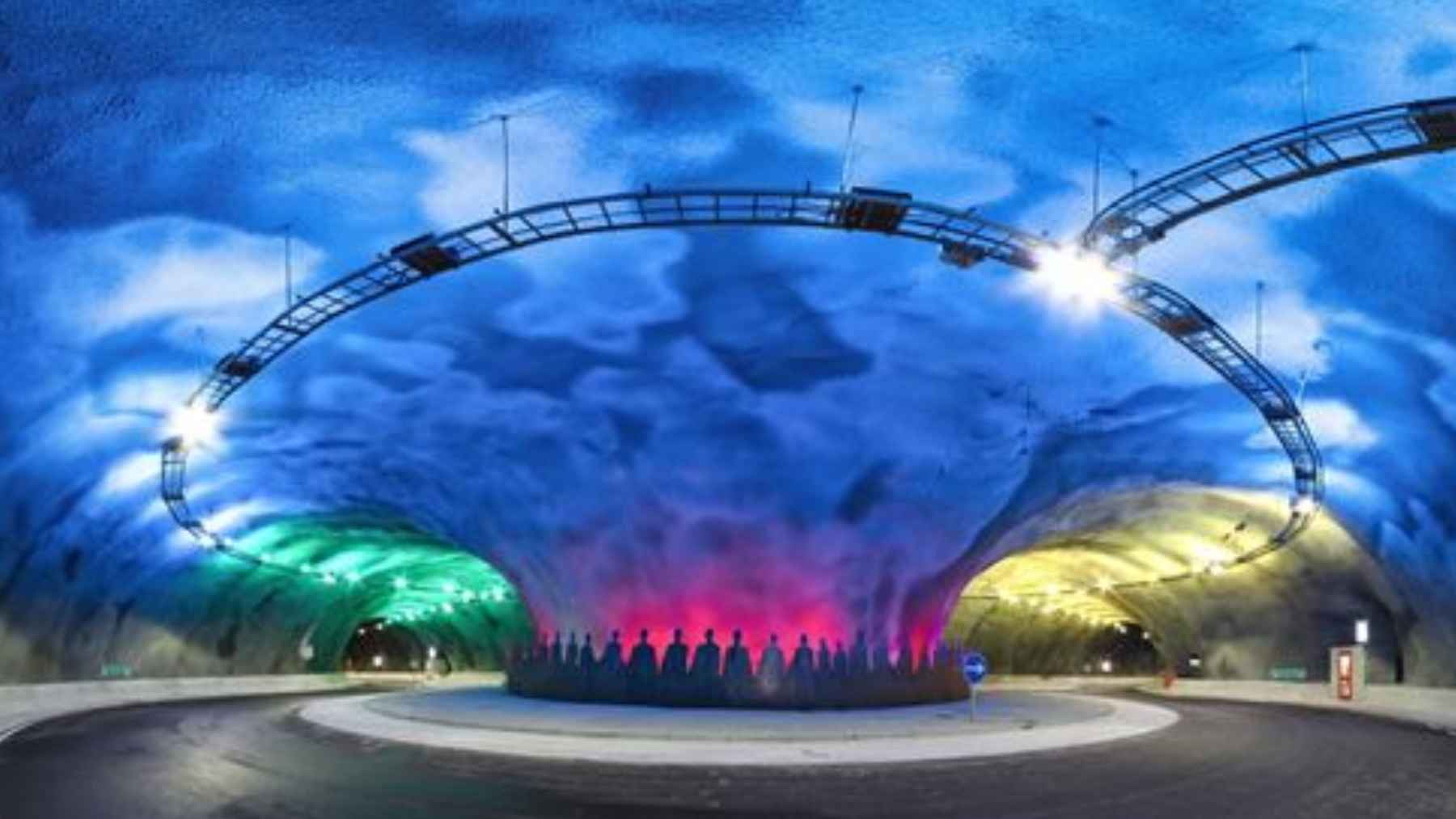 Rotonda submarina iluminada dentro del túnel Eysturoy en las Islas Feroe