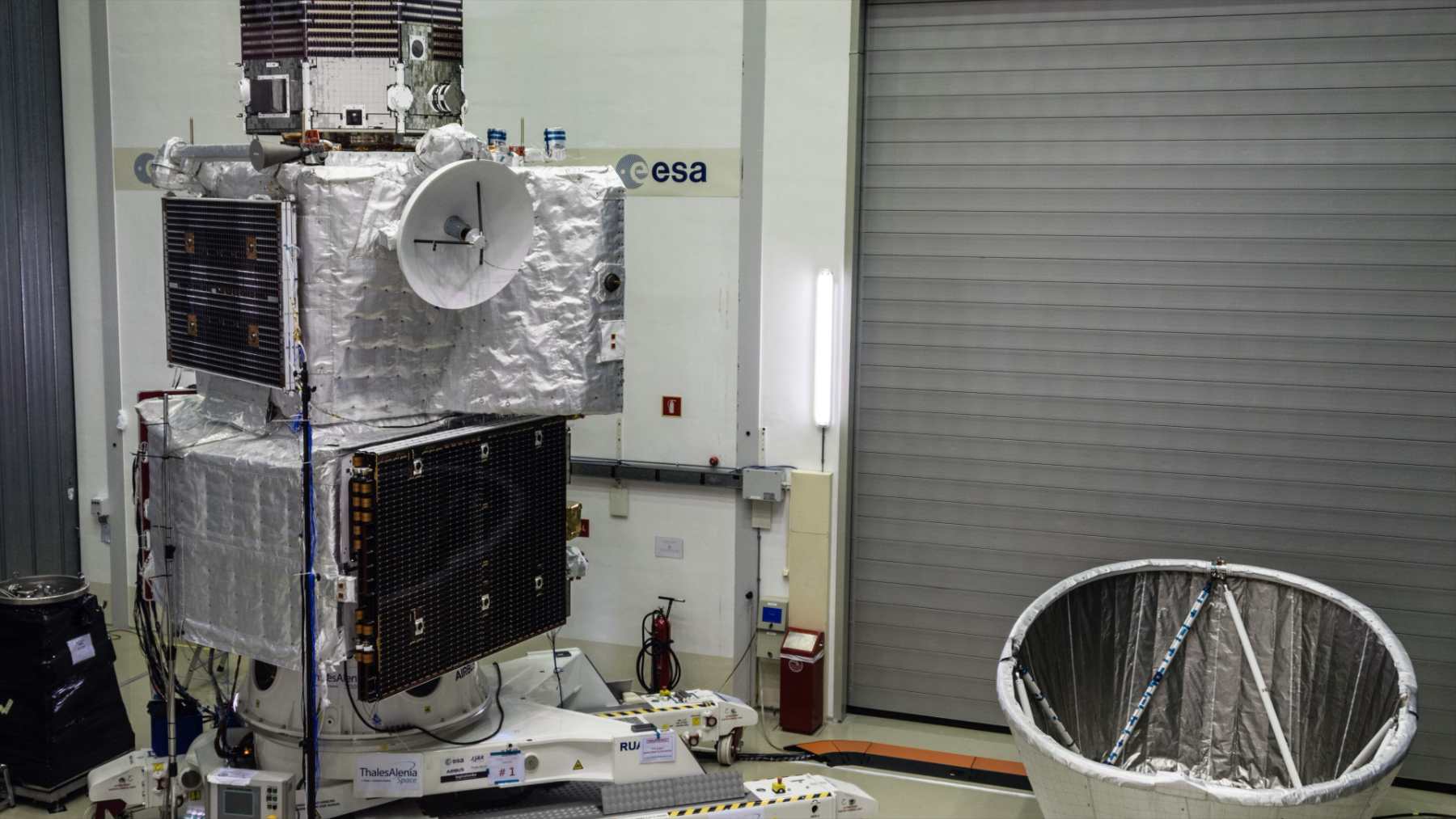 Módulos apilados de la sonda BepiColombo en unas instalaciones de pruebas de la ESA