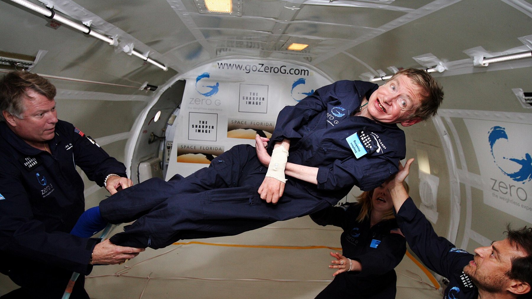 El físico Stephen Hawking flotando en gravedad cero