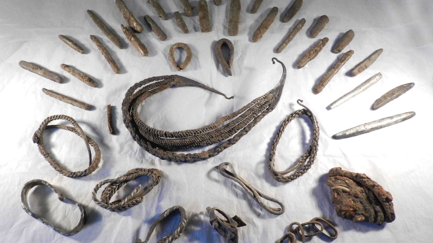 Brazaletes, lingotes y fragmentos de plata de un tesoro vikingo
