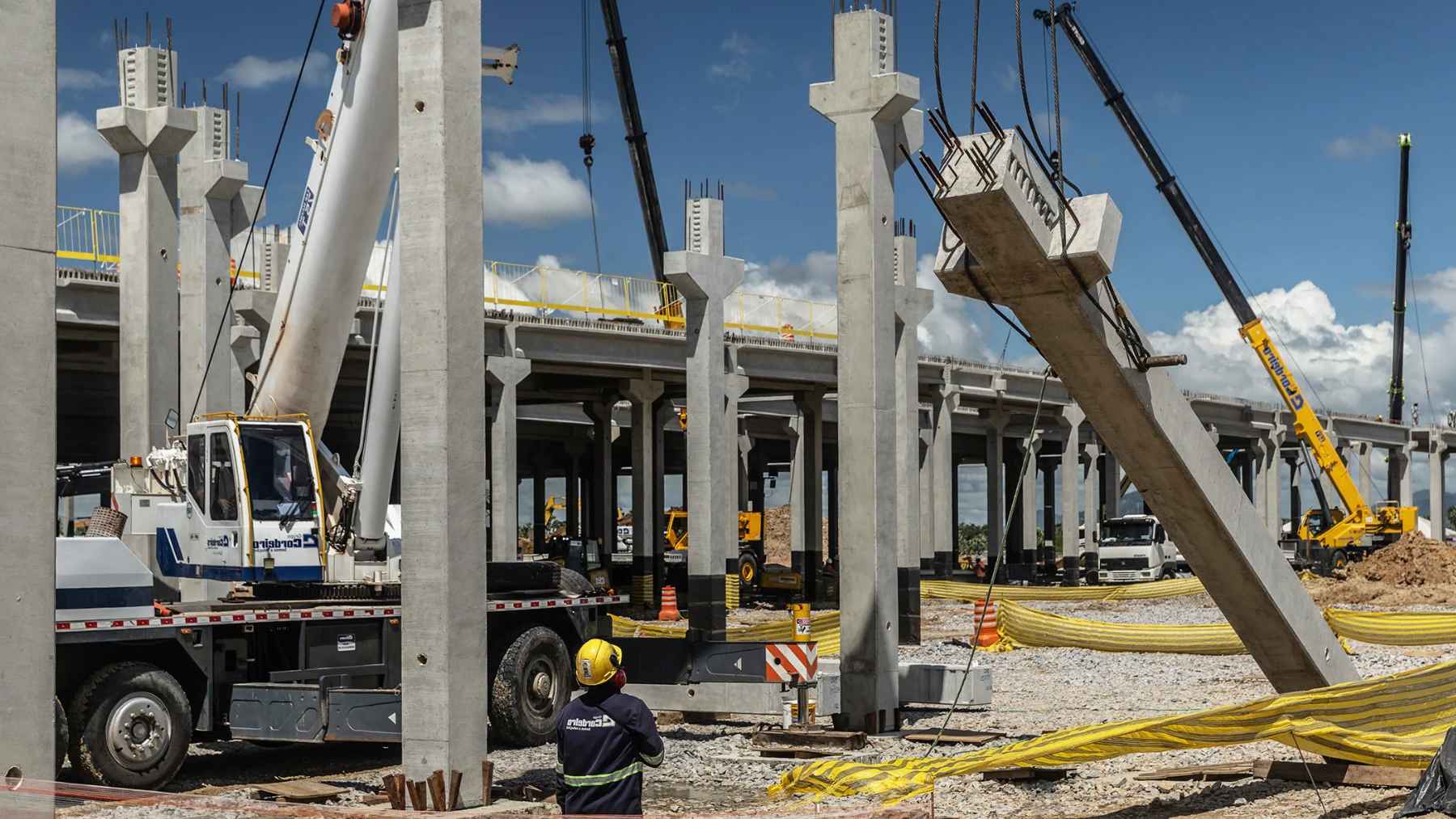 Obras de construcción de un gran centro de datos en Brasil con estructuras de hormigón y grúas