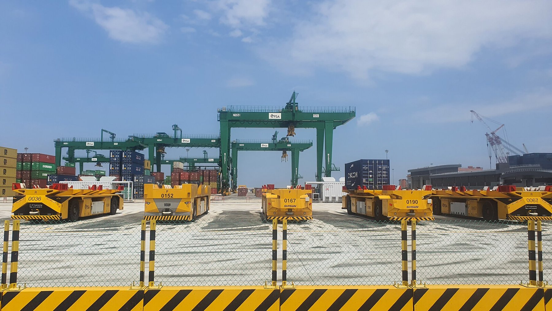 Grúas y contenedores en el puerto de Tuas, Singapur