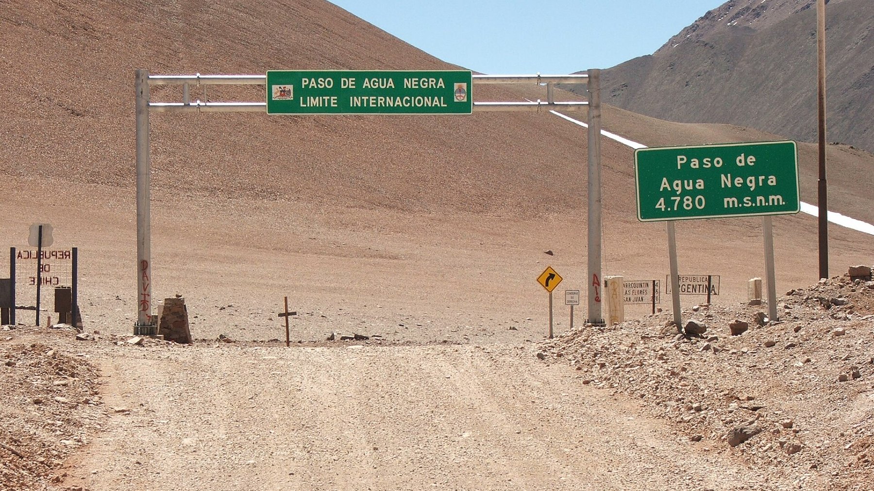 Carretera del paso de Agua Negra en la cordillera de los Andes