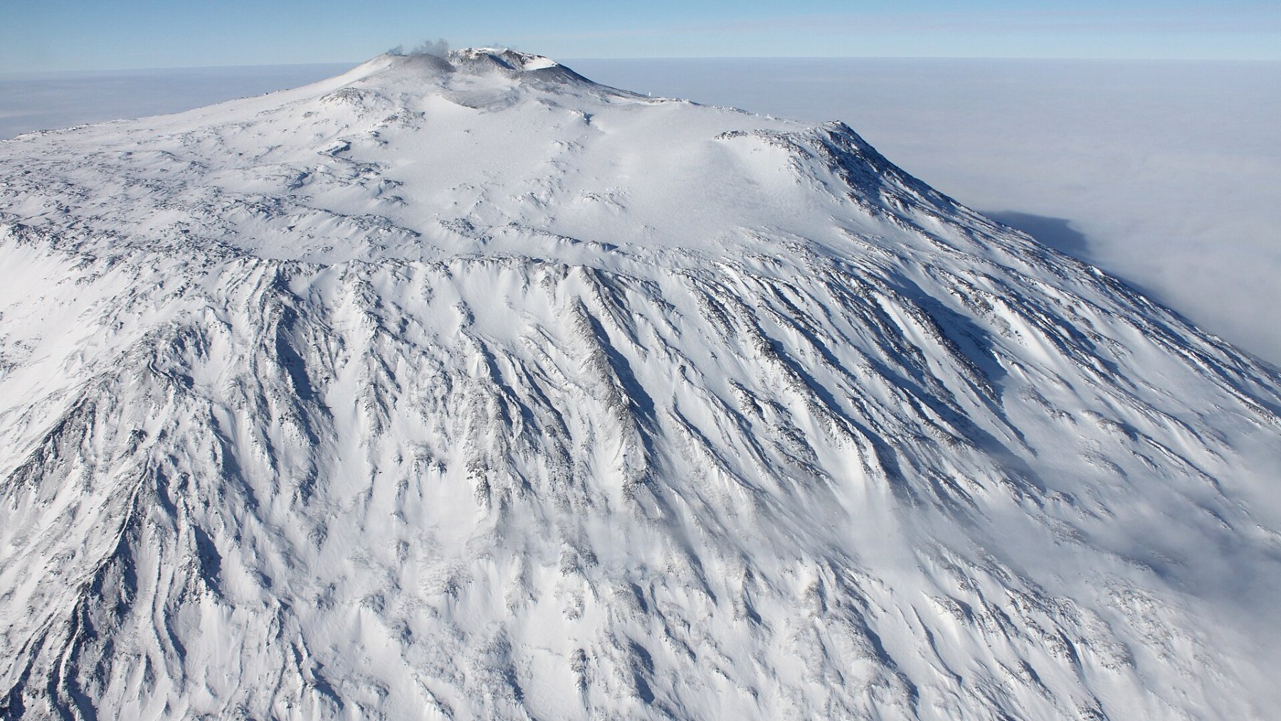 El volcán Erebus cubierto de nieve en la Antártida