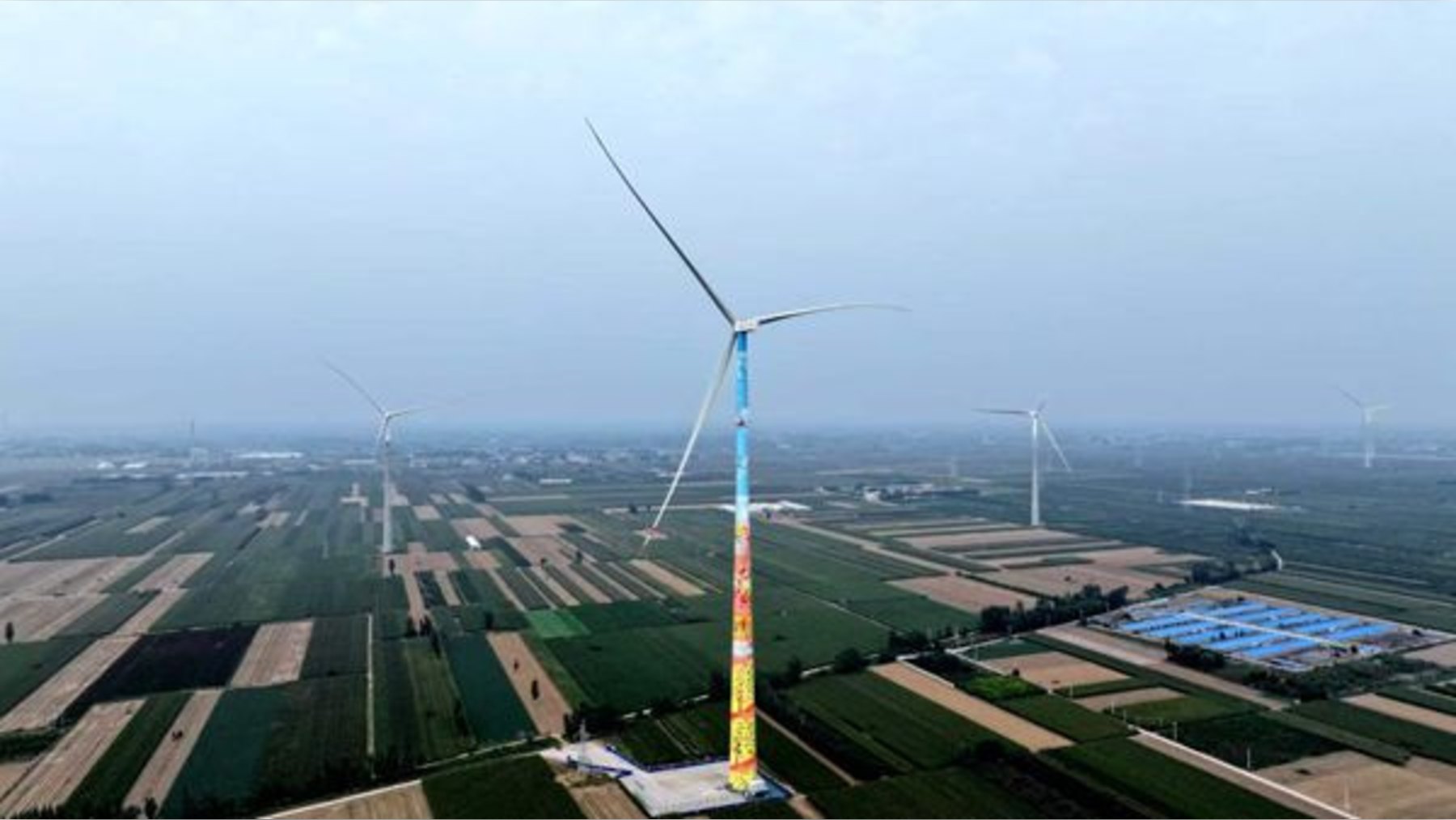Aerogenerador sobre una torre híbrida de acero y hormigón de 204 metros en Xinji, provincia de Hebei