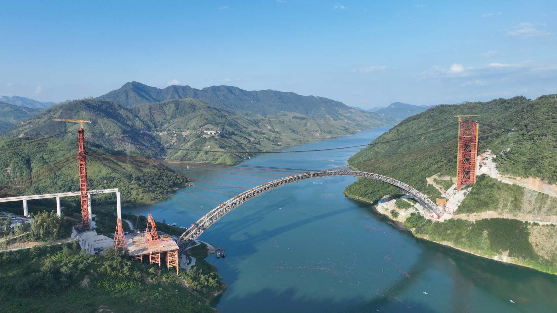 Arco del puente ferroviario del río Hongshui sobre el valle, entre Guizhou y Guangxi