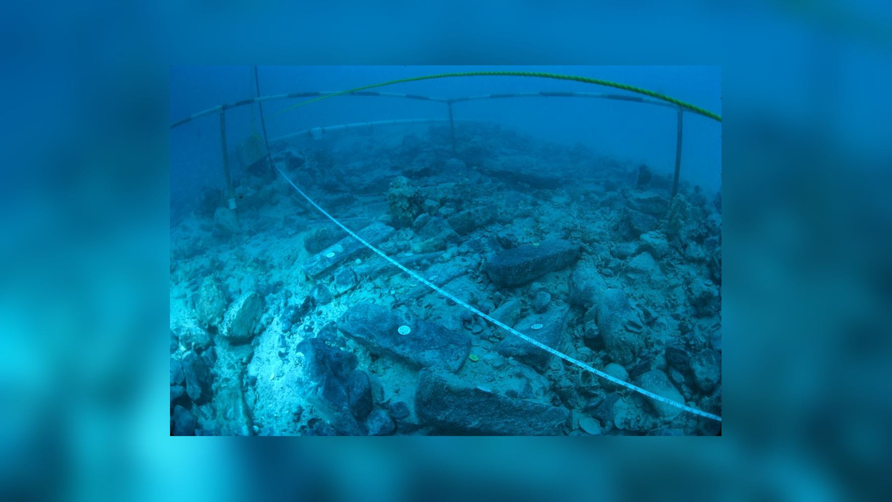 Restos del cargamento principal del galeón Atocha en el fondo marino, con lingotes de plata y cintas de medición de la excavación