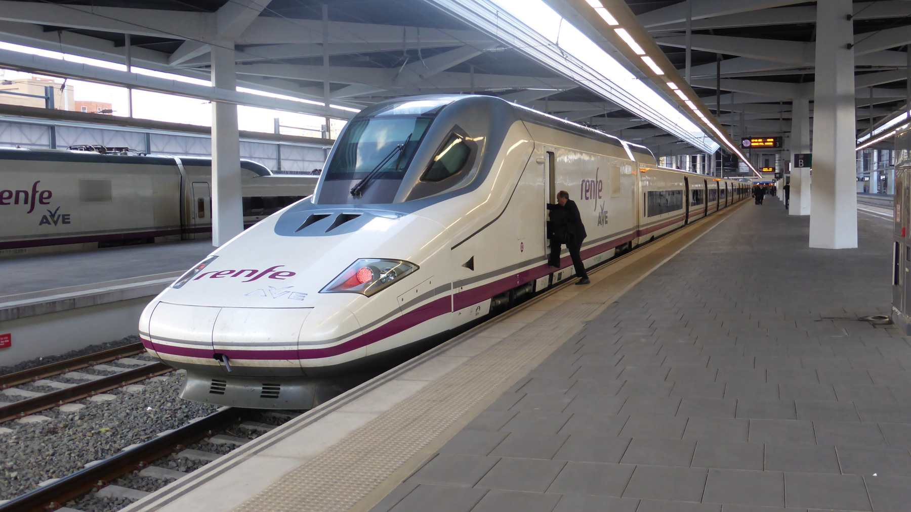 Tren AVE de la serie 112 de Renfe detenido en el andén de la estación de Valencia Verano Joven 2026