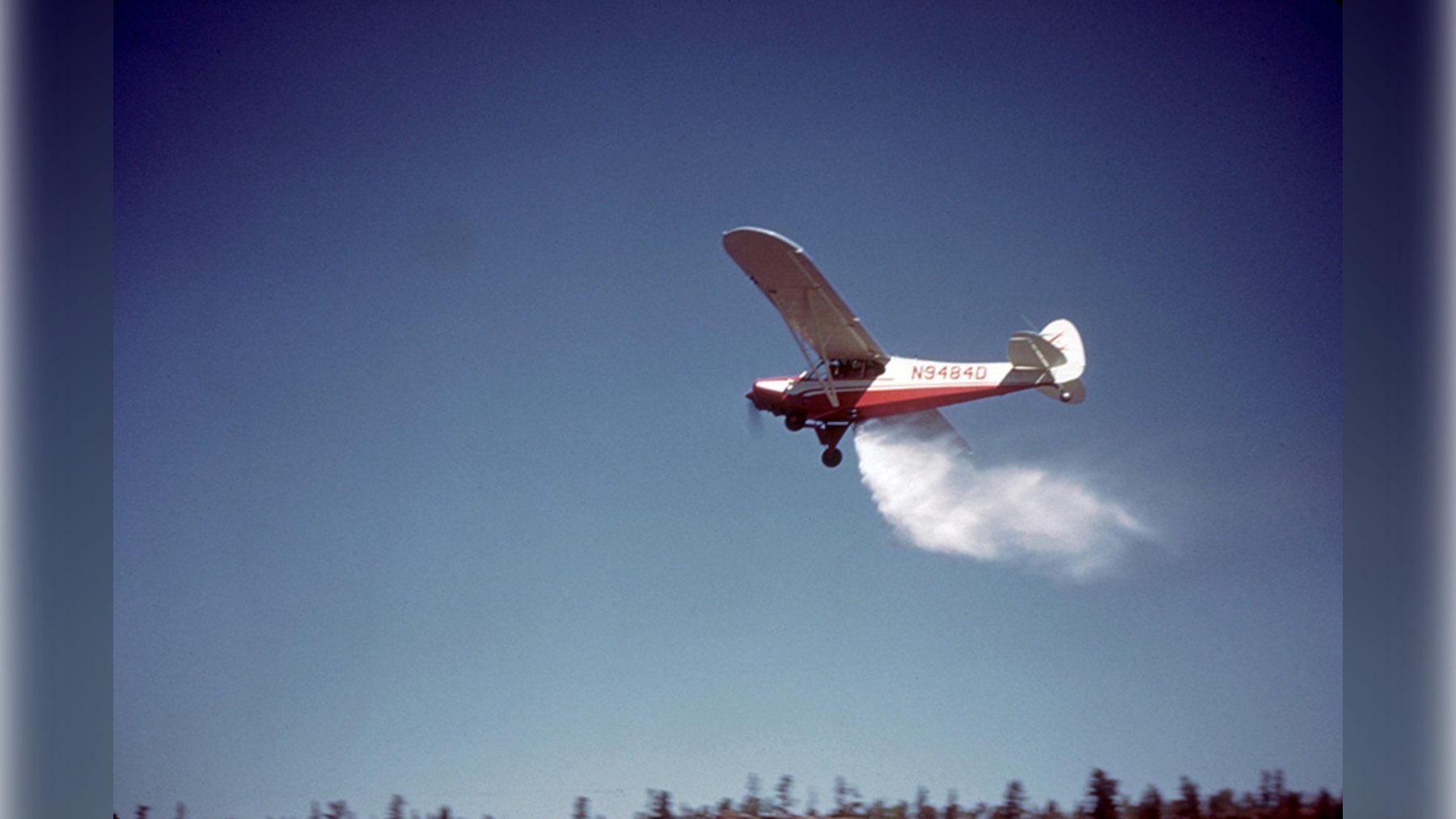 Avioneta liberando peces sobre un lago de Utah