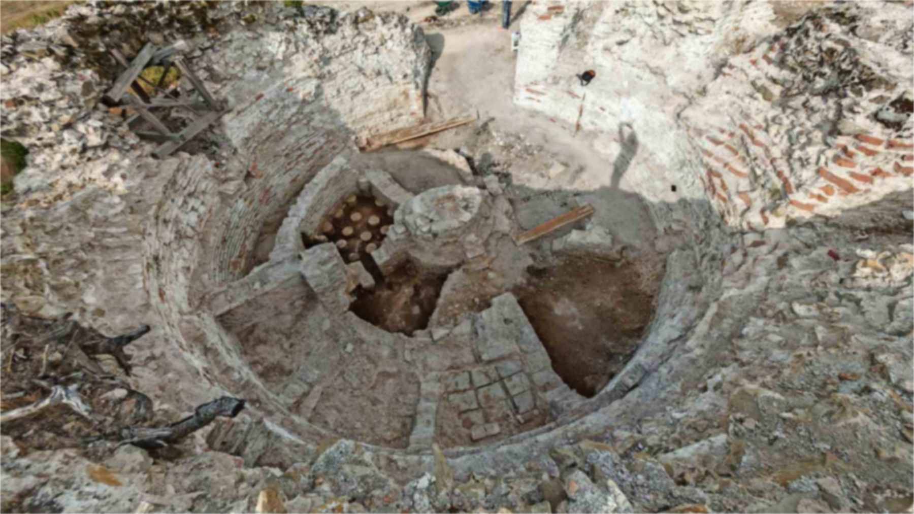Vista aérea del baño circular hallado en la torre suroeste del palacio de Vrelo-Šarkamen, en Serbia