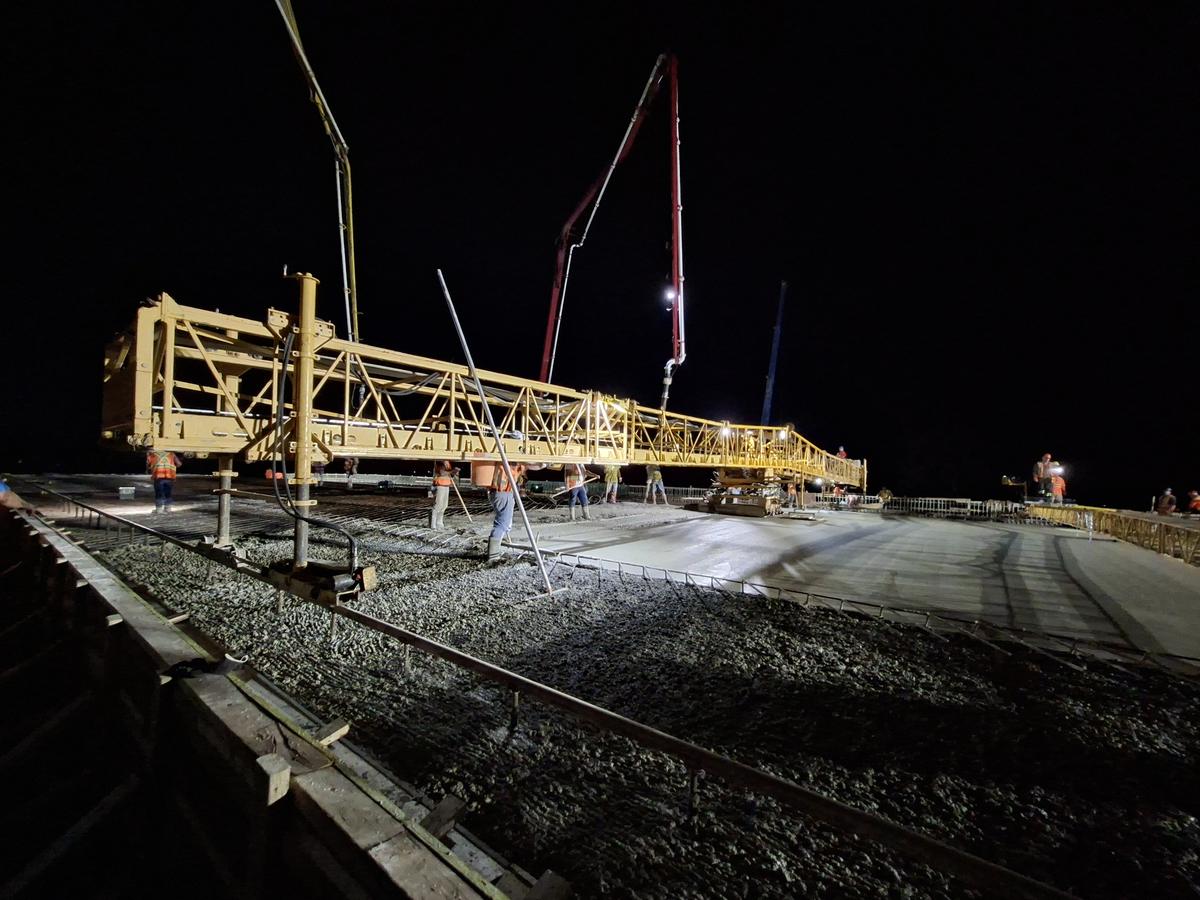 Hormigonado nocturno del tablero del paso elevado de Banwell Road en Windsor