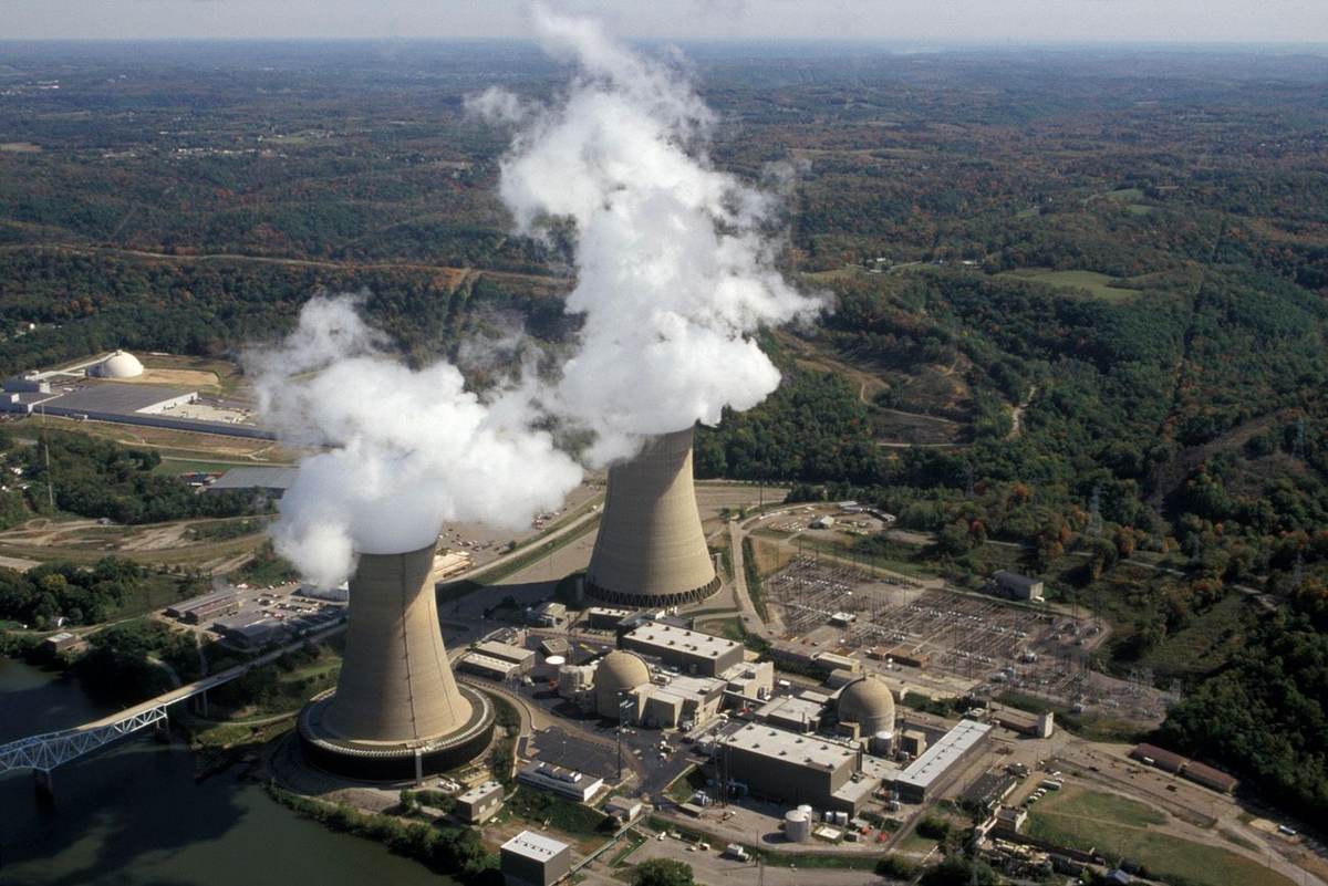 Vista aérea de la central nuclear de Beaver Valley, en Pensilvania, con sus dos torres de refrigeración