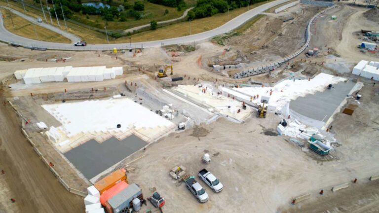 Bloques de poliestireno expandido colocados en las obras del puente Gordie Howe, en Windsor