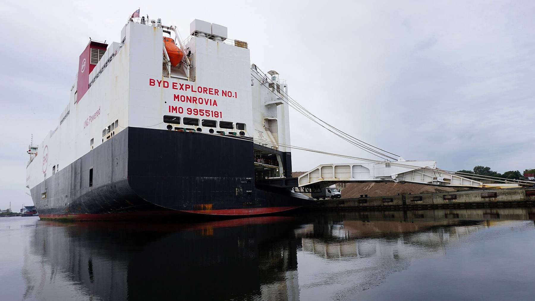 Ventas de BYD: el buque portacoches BYD Explorer No. 1 atracado en Wilhelmshaven