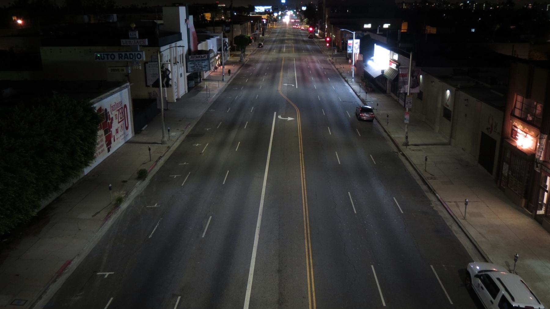 Calle de Los Ángeles iluminada de noche con farolas LED tras el programa de cambio del alumbrado