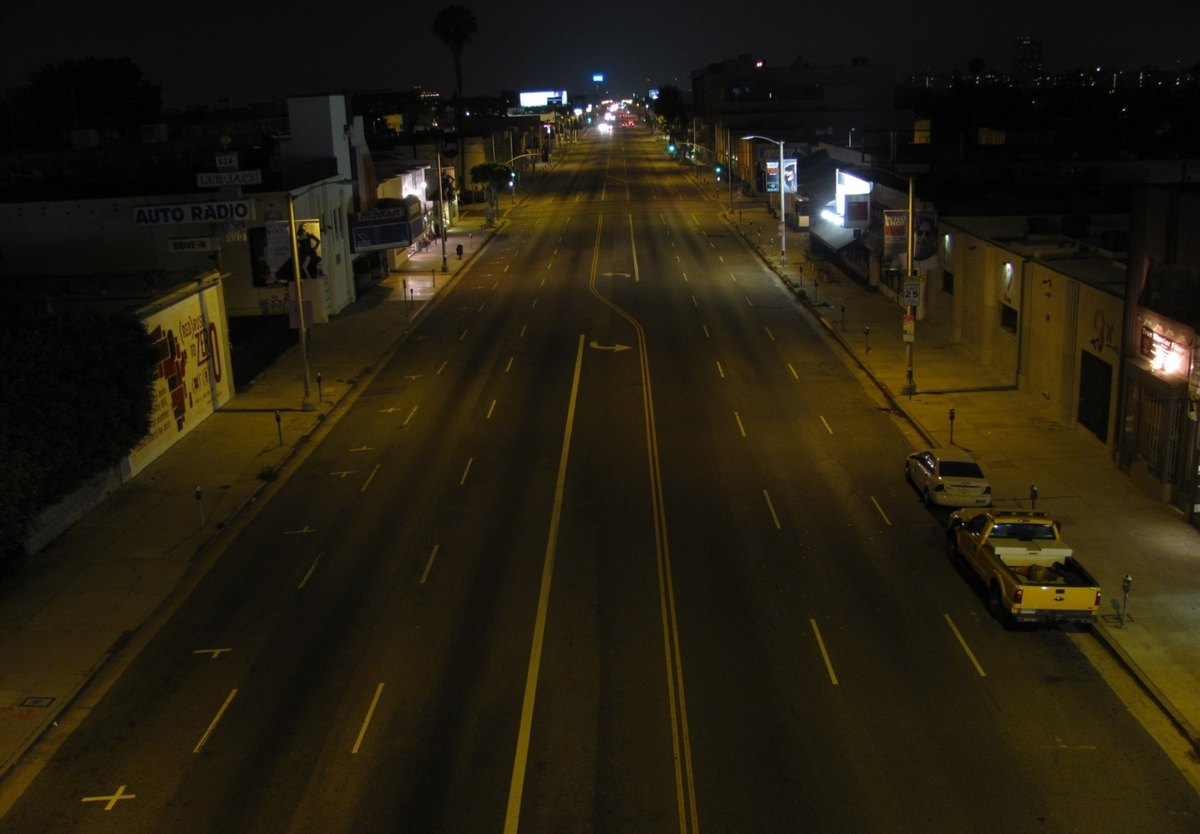 La misma calle de Los Ángeles iluminada con lámparas de sodio antes del cambio a LED