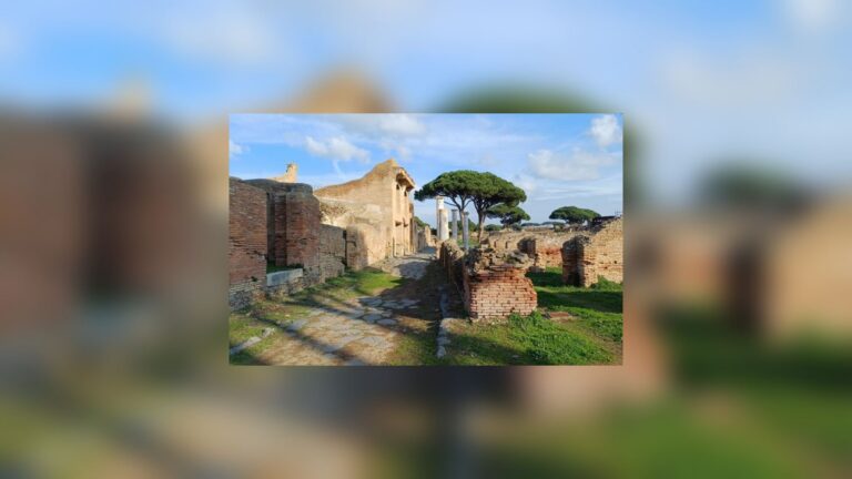 Tramo de calzadas romanas empedradas entre muros de ladrillo y pinos