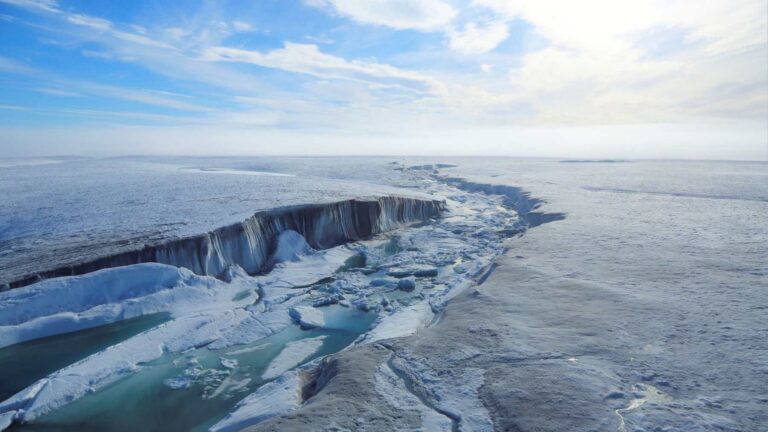 Antiguo canal bajo la plataforma de hielo Milne por el que se vació el lago epishelf hacia el océano Ártico
