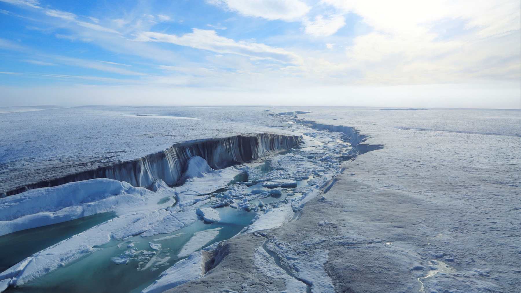 Antiguo canal bajo la plataforma de hielo Milne por el que se vació el lago epishelf hacia el océano Ártico