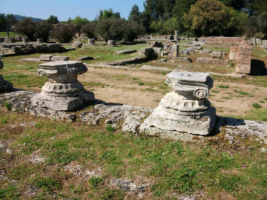 Dos capiteles jónicos sobre sus basas en las ruinas del Leonideo de Olimpia