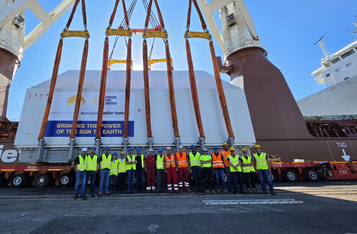 Equipo de F4E y del consorcio AMW durante la carga del último sector de la cámara de vacío de ITER en un barco