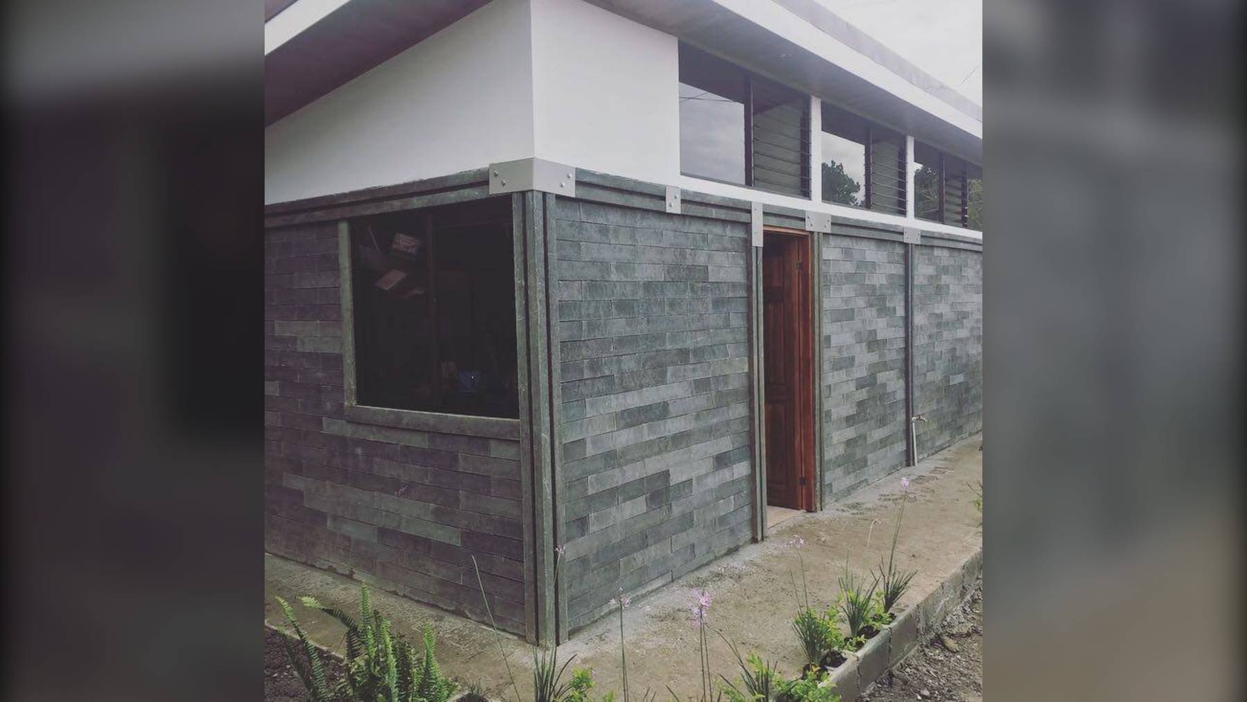 Fachada de la vivienda levantada con bloques de plástico reciclado en Alajuelita, Costa Rica