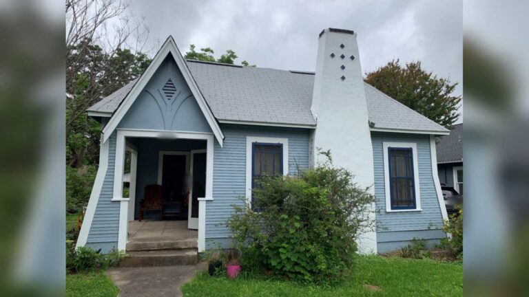 Vivienda de una planta con tejas claras como las de los tejados reflectantes, en una foto de la presentación del Ayuntamiento de San Antonio