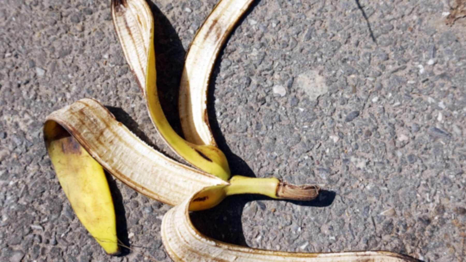 Cáscara de plátano abierta sobre el asfalto de una calle