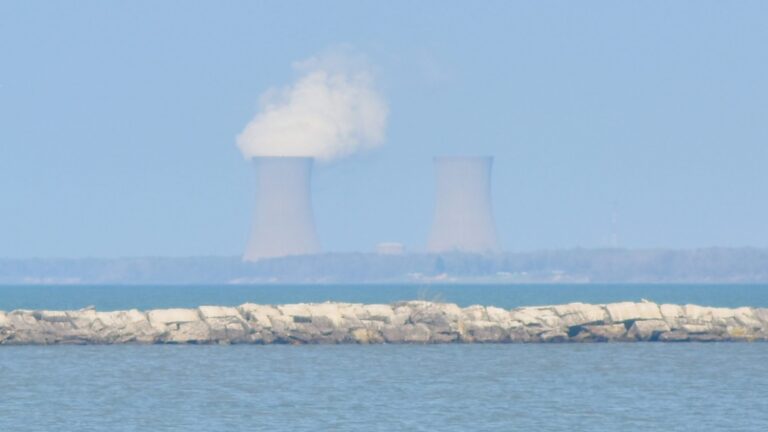 Torres de refrigeración de la central nuclear de Perry vistas desde el lago Erie, una de las centrales nucleares de Vistra que la empresa prevé ampliar