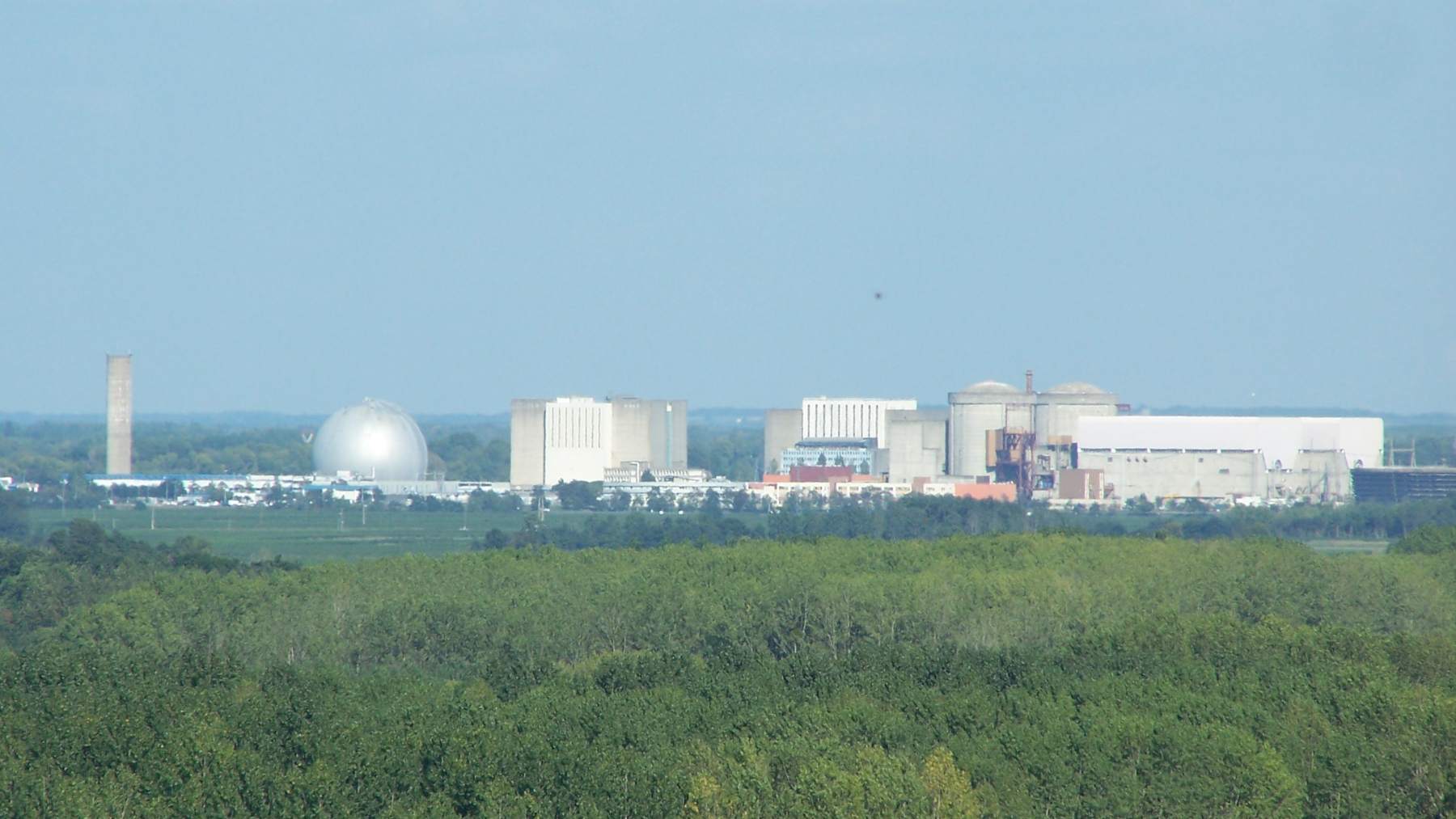 Central nuclear de Chinon, junto al Loira, con la esfera de Chinon A1 y los edificios de los antiguos reactores UNGG