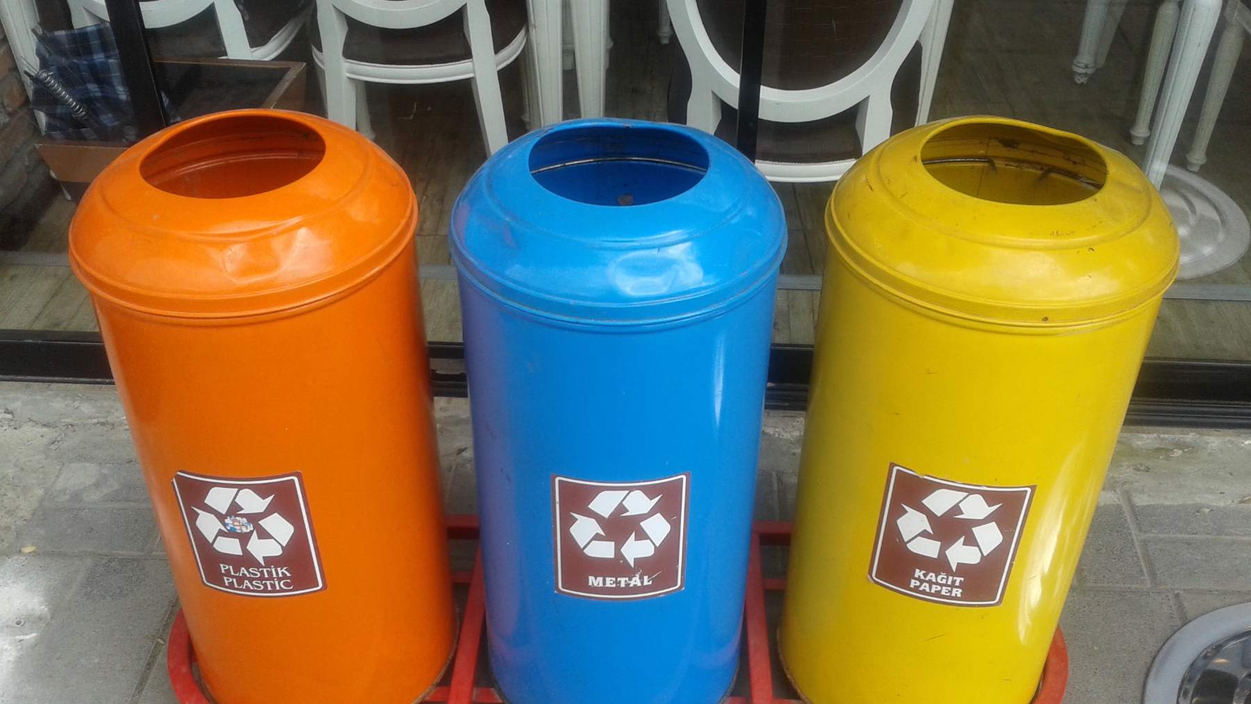 Tres contenedores de reciclaje de colores en una calle de Turquía