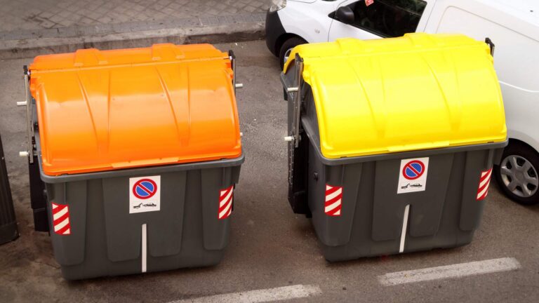 Contenedores de resto y de envases en una calle de Madrid, ciudad que cobra la tasa de basuras de 2026