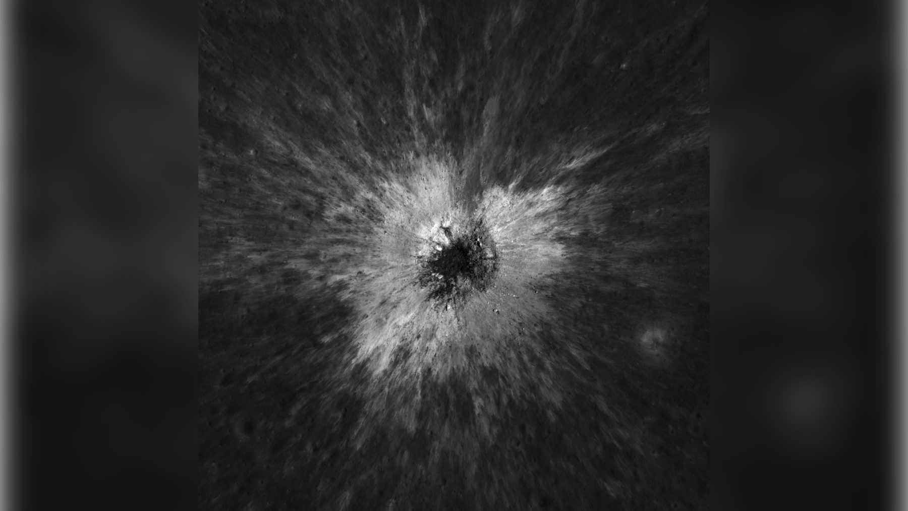 Nuevo cráter lunar McGetchin fotografiado por el orbitador LRO de la NASA