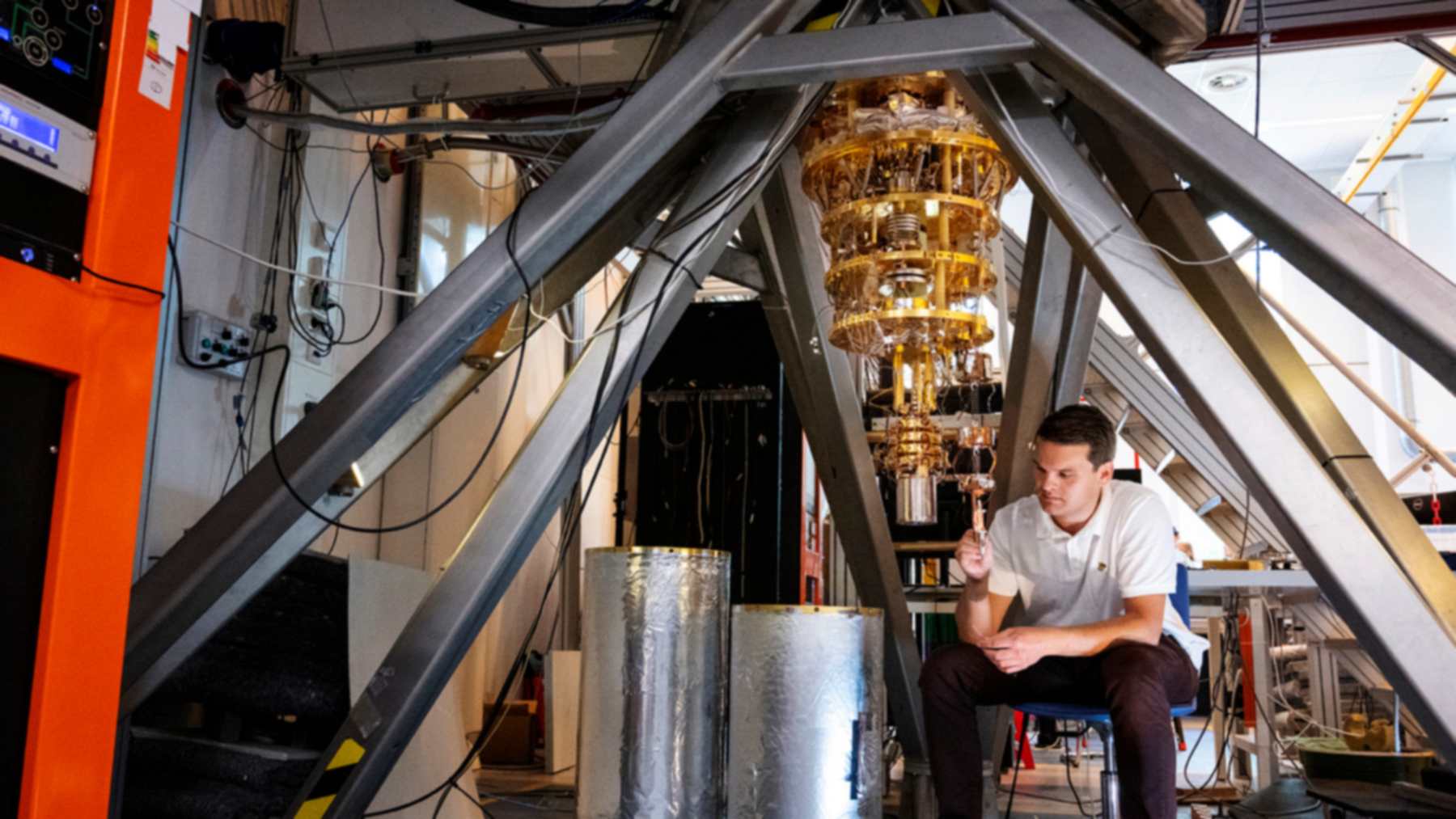 Dennis Uitenbroek bajo el criostato de la Universidad de Leiden con el que el experimento POLONAISE buscó materia oscura ultrapesada