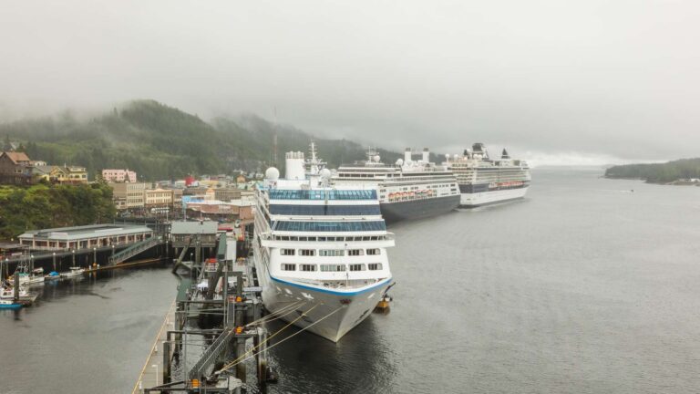 Cruceros atracados en el muelle de Ketchikan, uno de los puertos de Alaska expuestos a especies invasoras que viajan pegadas al casco